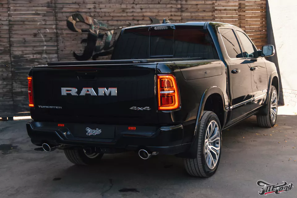 Построили новую выхлопную систему с двумя режимами громкости для RAM 1500 Tungsten и установили усиленную тормозную систему Brembo на обе оси
